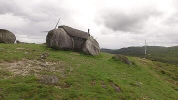 Haus im Berg mit Windmühlen Antenne Aussicht video