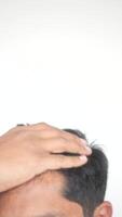 concept de perte de cheveux avec un homme vérifiant ses cheveux video
