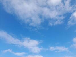 hermosas nubes blancas sobre fondo de cielo azul profundo. grandes nubes esponjosas suaves y brillantes cubren todo el cielo azul. foto