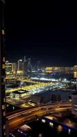 Abend im Dubai Yachthafen, 4k Qualität. hoch Qualität 4k Aufnahmen video