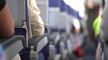 un sfocata Visualizza dentro il aereo. il viaggiatori siamo seduta nel loro sedili. Visualizza giù il corridoio lungo il posti a sedere su il aereo video