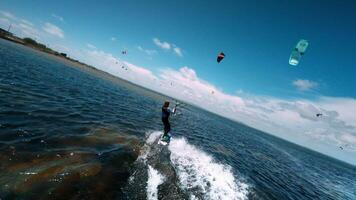 hermosa joven mujer kiteboarding en lento movimiento, activo estilo de vida, extremo deporte video