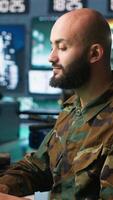 Vertikale Heer Spezialist anstellen ai Technik zu verbessern Militär- Krieg Systeme und Drohung Überwachung. es Administrator Verwendet neural Netzwerke zu verbessern Kampf betriebsbereit Fähigkeiten, Kamera ein video