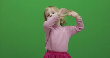gelukkig drie jaren oud meisje. schattig blond kind. dansen en maken gezichten video