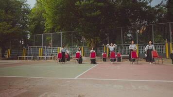 rot Stühle auf ein Basketball Gericht video