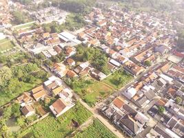 fotografía de un alojamiento complejo ese mira denso desde un altura de 200 metros alojamiento industria. panorámico paisaje. gráfico recursos. social asuntos. aéreo paisaje fotografía concepto foto