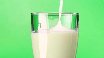 torrencial Leche dentro vaso en verde pantalla antecedentes. video