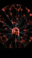 elettrostatico plasma sfera nel il scuro. tesla bobina - fisica sperimentare video