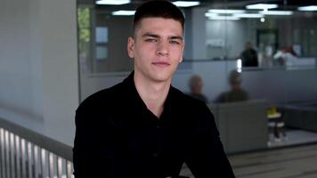 Kerl Lächeln gut aussehend Mann mit schwarz Haar und Blau Augen. gemischt Rennen Staatsangehörigkeit. jung Koreanisch männlich T-Shirt. Erwachsene thailändisch Menschen Gesicht. nett Freiberufler. ernst Brünette Arbeit China. video