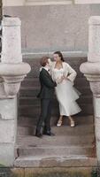 Hochzeit Foto schießen auf das Stufen. Aktion.schön elegant Jungvermählten Stehen auf das Seebrücke Nächster zu das Fluss. video