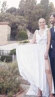 modisch jung Hochzeit Paar im ein Park. Aktion.Hochzeit Fototermin gelegen im natürlich Grün Sommer- Park. video