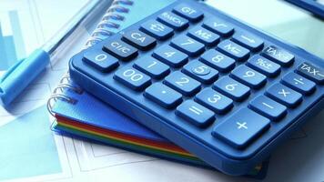 calculatrice et stylo sur papier Stock photo - 14058981 video