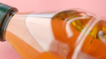 ein Flasche von Olive Öl auf ein Rosa Hintergrund video