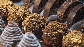 décadent et luxueux Chocolat traite magnifiquement ouvré avec élégant d'or accents video