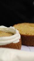 maestro classe cucinando scuola dolci dolci livellamento il crema su il bento torta torte con tavolozza coltello. avvicinamento. immagine per siti web di dolci, cibo. selettivo messa a fuoco. video