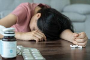 asiático mujer utilizar pastillas sobredosis, estresado, triste, fármaco abusador, fármaco adicto, enfermo, insalubre, infeliz, suicidio, Deprimido o desesperanzado, anti droga, fármaco adicto, vida y familia problemas, desmotivado foto