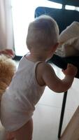 une curieuse bébé est avec enthousiasme explorant une brillant, moderne espace rempli avec joyeux délices video