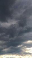 pesado gris nubes acumulando rápidamente. Dom aparece en el azul cielo para algunos período. lapso de tiempo vertical video