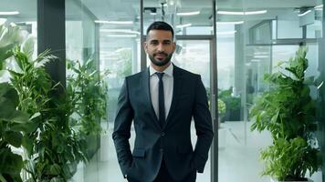 milieu est homme d'affaire portant costume affaires homme durable entreprise vert salle Bureau Commencez chef écologique solutions éco PDG carbone neutralité les plantes CO2 équipe directeur employé video