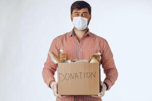 donación caja de comida para personas sufrimiento desde coronavirus pandemia foto