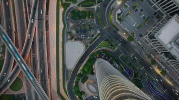 aérien vue de Dubai rue avec circulation près le gratte-ciel video