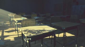 abbandonato scuola aula con luce del sole getto ombre su vuoto banchi video