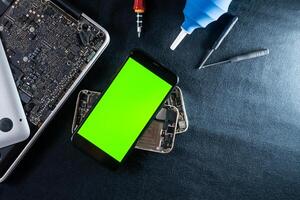 inteligente teléfono reparar con verde pantalla monitor foto