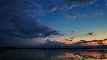 métrage de paysage, ciel, et des nuages à le coucher du soleil à côté de une rivière courant - kwan Phayao, Thaïlande video