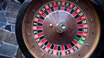 uma fechar-se tiro do uma vintage roleta roda com a bola dentro lugar, pronto para a rodar, exibindo a intrincado detalhes do a clássico cassino jogos video