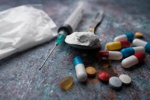 un surtido de varios drogas y médico suministros desplegado en un mesa superficie foto