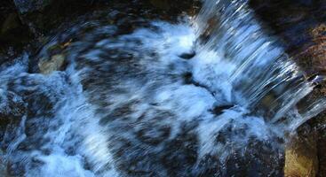 el fluir de agua en un pequeño cascada en montaña Arroyo parte superior ver foto