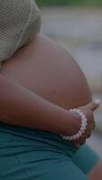 une magnifique Enceinte femme doucement en portant sa ventre dans le Naturel alentours de la nature video
