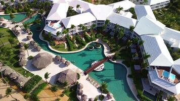 superiore aereo Visualizza di un' lusso ricorrere su il costa di il domenicano repubblica. un' popolare esclusivo ricorrere. un' spiaggia con d'oro sabbia. Paradiso tropicale natura, esotico vacanze, vacanze, viaggio. video