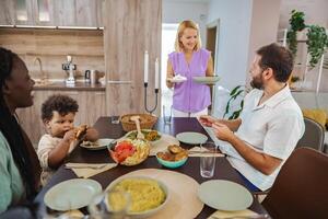 familia reunión alrededor el mesa para un alegre comida juntos foto