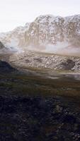 montanhas com neve e colinas secas no chile video