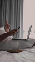 fechar-se meia idade homem mãos digitando em dele computador portátil, focado e produtivo. isto cena captura a essência do freelance vida, Misturando profissionalismo com a confortos do casa video