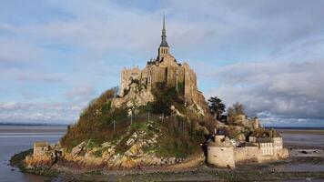 historisk mont saint-michel ö och kloster i Frankrike video