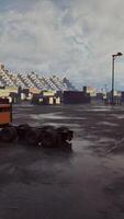LKW geparkt im geräumig Parkplatz Menge unter andere Fahrzeuge video