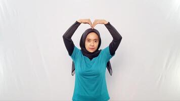 de base exercice mouvements pour femmes portant hijabs portant turquoise vert vêtements video