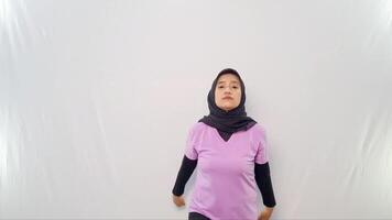 de base gymnastique mouvements de une femme portant une hijab portant une violet chemise video