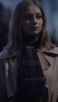une mystérieux Jeune femme brille dans le enchanteur soir lumière de le ville paysage video