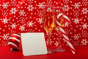 lentes de champán y Navidad decoraciones foto
