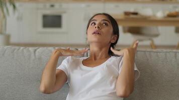 estrés trastornado frustrado enfermo enfermo insalubre fiebre hindú mujer indio niña árabe hembra a hogar sofá salud seguro problema calor verano caliente temperatura roto aire acondicionador sufrimiento mala ventilación video