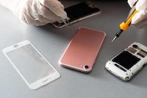 el técnico reparando el teléfono inteligente tarjeta madre en el laboratorio con Copiar espacio. el concepto de computadora hardware, móvil teléfono, electrónico, reparando, potenciar y tecnología. foto