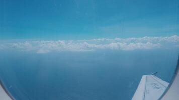 aéreo ver de azul cielo y nubes desde avión ventana video
