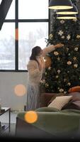 abraçando acolhedor feriado vibrações a arte do decoração seu Natal árvore com amor e Cuidado video