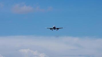 kommerziell Passagier Flugzeug fliegend im das tolle Blau Himmel und dunkel Wolken. Reise durch Luft Transport. Reise Hintergrund Werbung. Jet fliegend beim Flug Niveau hoch im das Himmel über das Wolken video