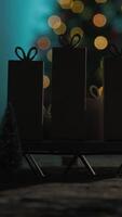 silhueta santa claus trenó com presentes anda em em a mesa dentro a quarto video