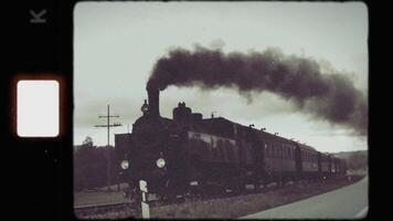 une ancien vapeur train en mouvement rapidement le long de rails une intemporel classique transport scène video