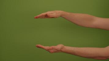 humano mão gestos exibido proeminentemente contra uma vibrante verde fundo para ênfase video